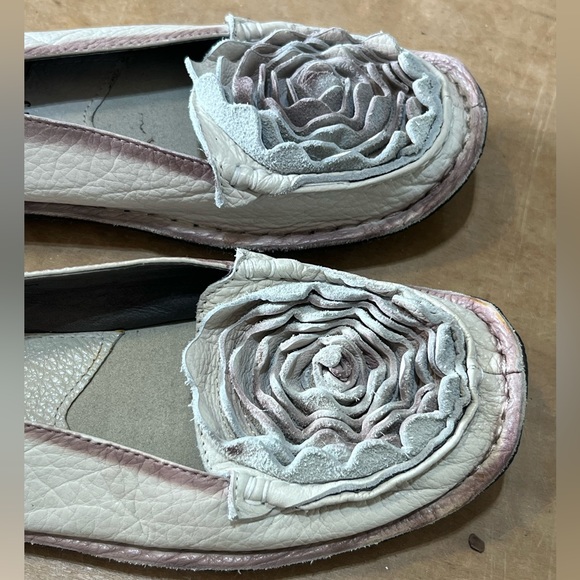 L’Artiste Spring Step Leather Floral Rose Slip On Flats - Picture 4 of 11